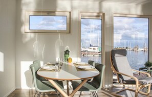 Room | Living room | Smart TV - Nice Ship/boat in Aalsmeer With 2 Bedrooms and Wifi (Aalsmeer)