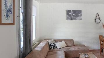 Apartment (Vakantiewoning 3) | Wohnzimmer | Fernseher, Tischtennisplatte