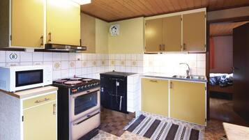 House | Private kitchen | Fridge, cookware/dishes/utensils
