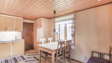 House | Private kitchen | Fridge, cookware/dishes/utensils