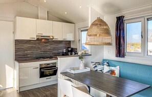 House | Private kitchen - Amazing Home in Breukelen With 2 Bedrooms and Wifi (Breukelen)