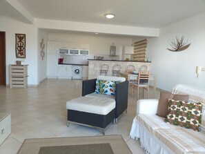 Departamento familiar, 2 habitaciones, 2 baños, junto a la playa | Área de sala de estar | Televisión 