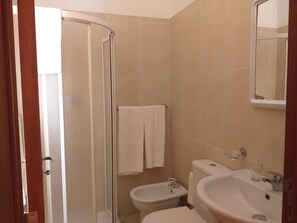Apartamento família, 2 quartos, 2 banheiros, ao lado da praia | Banheiro