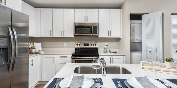 Four à micro-ondes, lave-vaisselle, cafetiÚre-théiÚre