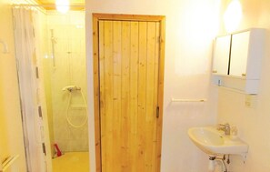 House | Bathroom - Beautiful Home in Hede With 3 Bedrooms and Sauna (Hede)