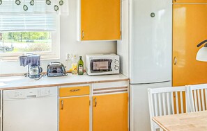 Apartment | Private kitchen | Fridge, cookware/dishes/utensils - Stunning Apartment in Näshulta With 1 Bedrooms and Wifi (Näshulta)