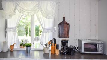 Apartment | Private kitchen | Fridge, cookware/dishes/utensils