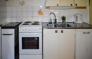 Apartemen | Dapur pribadi | Lemari es dan peralatan masak/sendok-piring