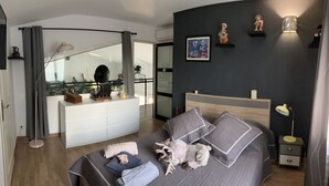 A modern bedroom with a bed, bedside table, and a dresser. - Domaine des Vergers (Cavaillon)
