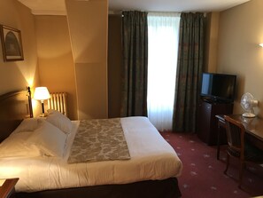 1 chambre, coffre-fort, fer et planche à repasser