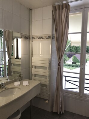 Baignoire, serviettes fournies, savon