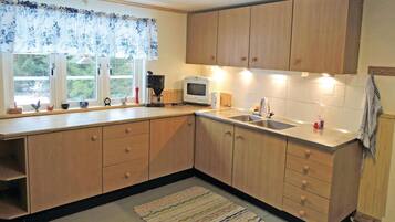 House | Private kitchen | Fridge, cookware/dishes/utensils