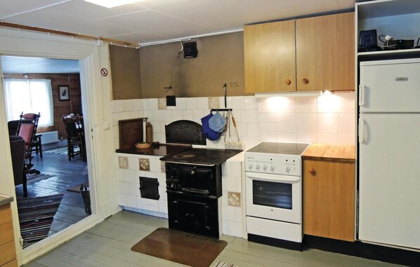 House | Private kitchen | Fridge, cookware/dishes/utensils