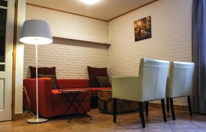 Appartement (Vakantiewoning 10) | Woonkamer | Een televisie en een tafeltennistafel