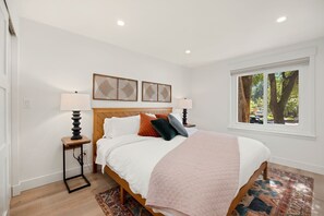 3 habitaciones, escritorio y tabla de planchar con plancha