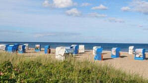 A beach with rows of blue and white beach chairs and sun loungers. - Stunning Home in Ostseeresort Olpenitz With 1 Bedrooms and Wifi (Kappeln)