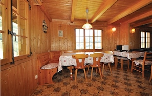 Appartement (Chalet Hochmatt) | Woonkamer | Een televisie