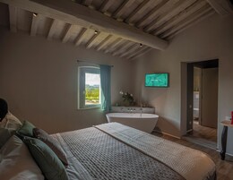 Habitación Deluxe doble, bañera, vistas al viñedo | 6 dormitorios, ropa de cama hipoalergénica, edredones de plumas