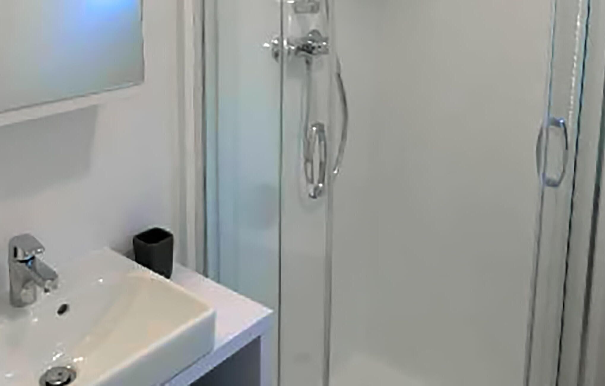 House (Family Suite) | Bathroom