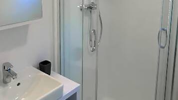 House (Family Suite) | Bathroom