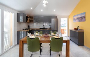 Appartement | Cuisine privée | Réfrigérateur, batterie de cuisine, vaisselle et ustensiles