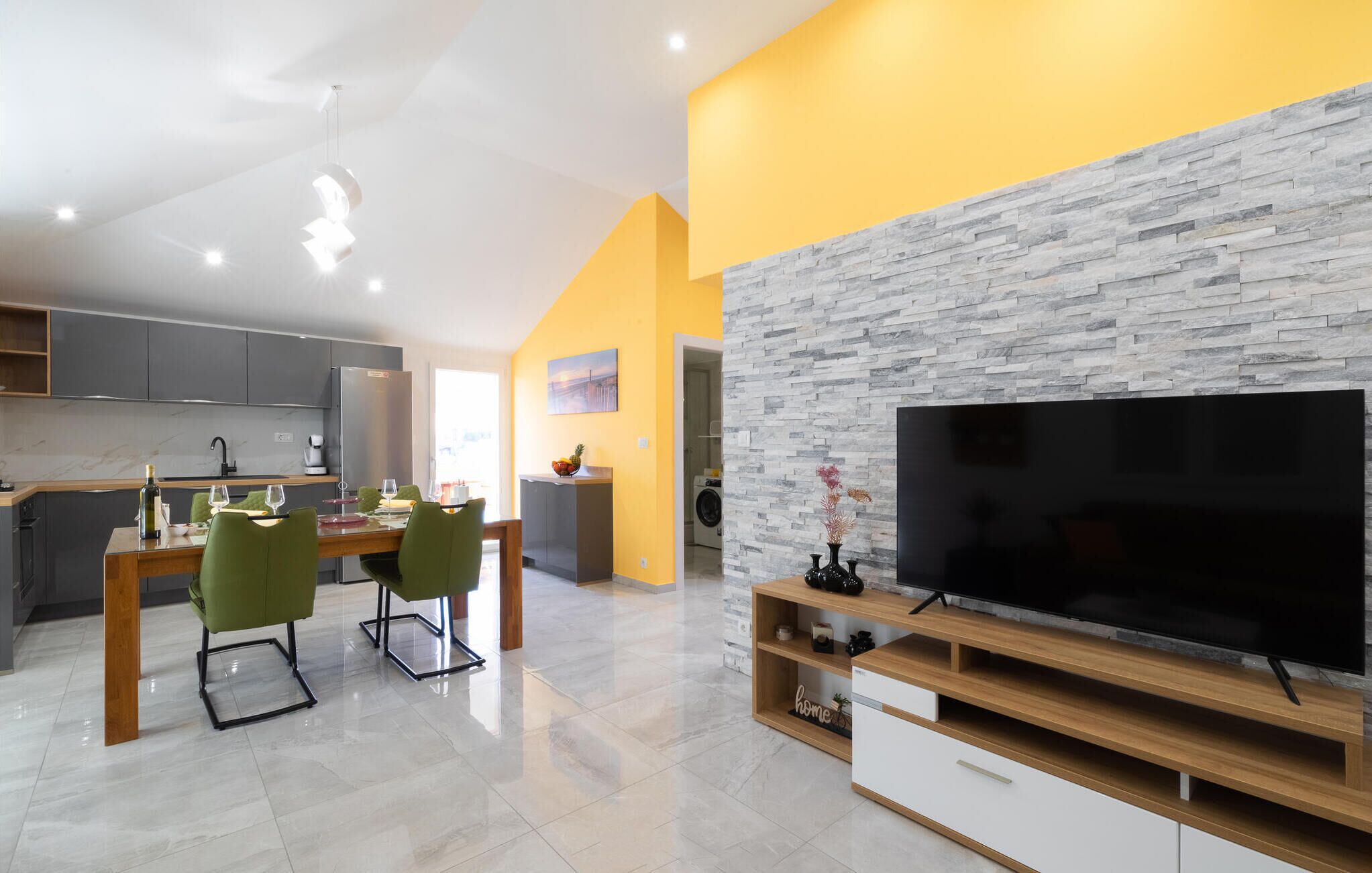 Apartment | Wohnzimmer | Fernseher, Kamin