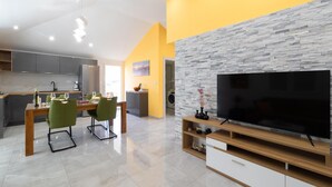 Apartamento | Sala de estar | TV, lareira