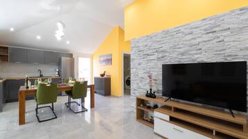 Apartment | Wohnzimmer | Fernseher, Kamin