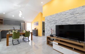 Apartment | Wohnzimmer | Fernseher, Kamin