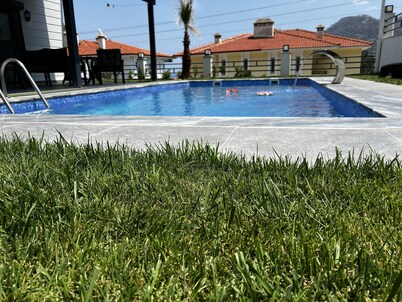 Luxurious Private Villa with pool & sea view.
