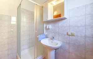Bathroom - Amazing Apartment in Rovinj With Wifi (Rovinj)