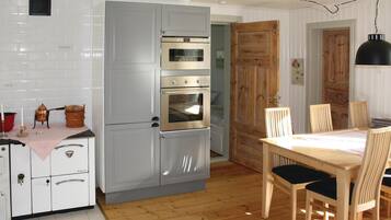 Casa | Cocina privada | Refrigerador y utensilios de cocina