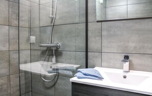Apartment | Bilik Mandi