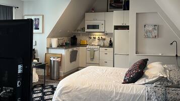 Desk, iron/ironing board, free WiFi, bed sheets