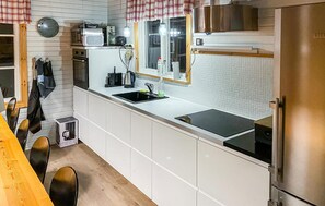 House | Private kitchen - Stunning Home in Likenäs With Wifi and 4 Bedrooms (Likenäs)