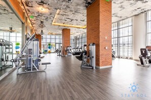 Fitness facility - Charming Penthouse Views + Free Parking (Hollywood)