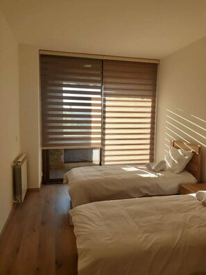 Chalet, 2 Queen Beds | 2 bedrooms, iron/ironing board, free WiFi, bed sheets