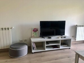 Chalet, 2 Queen Beds | Living room