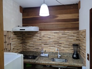 Geladeira, cooktop, cafeteira/chaleira, torradeira