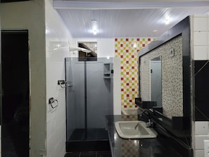 Shower, hair dryer, bidet, towels