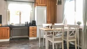 Hus | Eget kjøkken | Kjøleskap, vannkoker, brødrister og høy barnestol