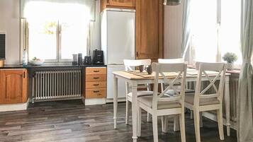 Casa | Cozinha privada | Geladeira, chaleira elétrica, torradeira, cadeirão de bebê