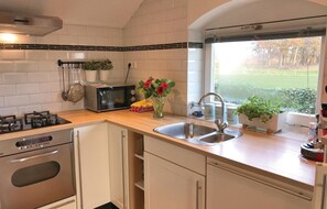 Maison (Boszicht) | Cuisine privée | Réfrigérateur, vaisselle et ustensiles