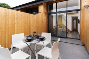 Outdoor dining - Delightful lodge in the Cornish countryside (New Mill)