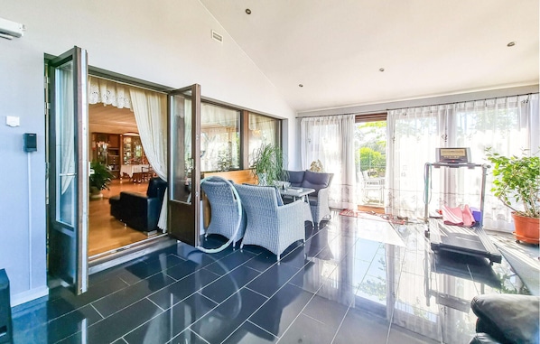 House | Living room - Nice Home in VÀstra Frölunda With Wifi and 3 Bedrooms (Vastra Frolunda)