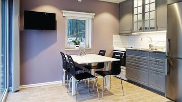 Hus | Eget kök | Kylskåp och grytor/köksredskap