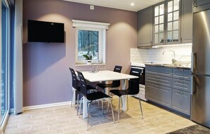 House | Private kitchen | Fridge, cookware/dishes/utensils