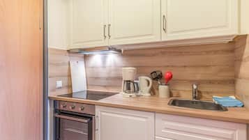 Apartment (Hotel Wittensee) | Eigene Küche | Kühlschrank, Kochgeschirr/Geschirr/Besteck