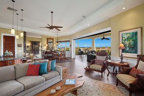 TV, DVD player, books, stereo - Hale Makani Nui: Sea-View Hilltop Villa Near Beaches (Koloa)