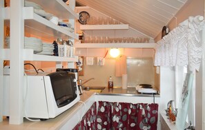 House | Private kitchen | Fridge, cookware/dishes/utensils
